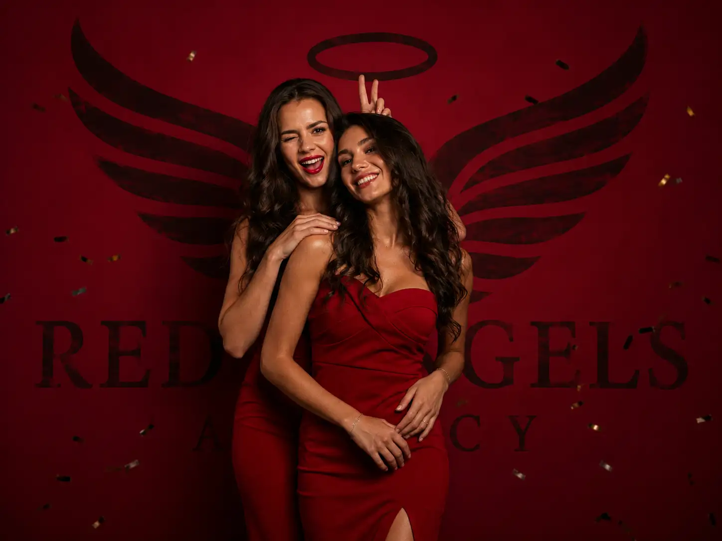 Vizual de brand Red Angels: două modele în rochii roșii sub logo-ul cu aripi și aureolă pictat pe perete